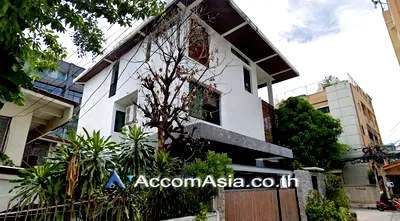 Houses for sale Naradhiwas Rajanagarindra Road : 🔼🔽 AccomA 📩 Spacious home with classic wooden interior in Sathorn (AA25179)