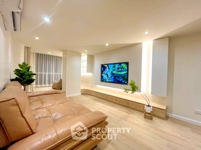 Condos for sale 700 Year Sports Arena Chiang Mai : 2-BR Condo at Thaweephol Tower in Chang Phueak (ID 2545300)