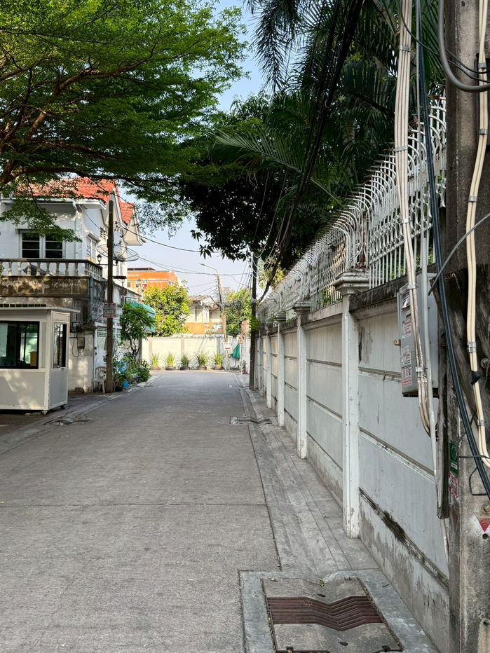 รูป ขายบ้านพร้อมที่ดิน 76 ตรว. อยู่ติดกับ ม.หอการค้าไทย ซอยอินทามระ40 ราคาดีที่สุดในย่านนี้ ทำเลดีที่สุดในย่านนี้ - รูปที่ 23/36