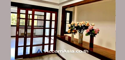 Townhouses for rent Wireless Road : 🔼🔽 AccomA 📩 Home Office 8 BR Townhouse in Khlong Toei (AA29832)