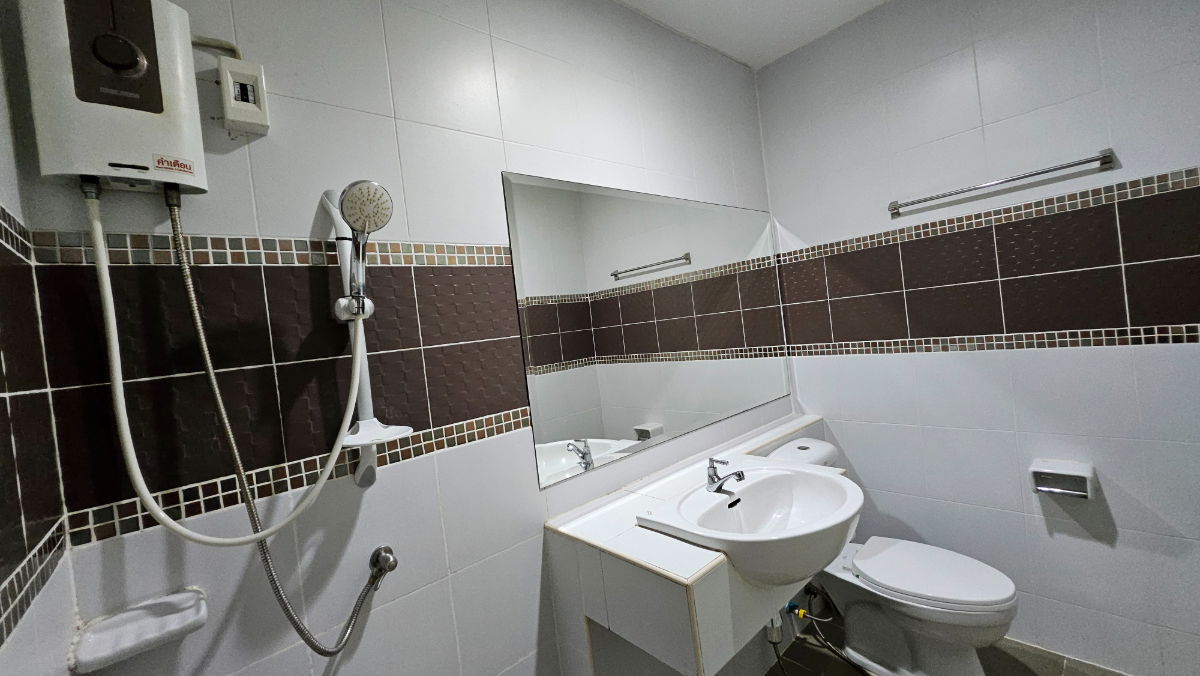 รูป 🔥 Townhouse เฟอร์ครบ ตัวเมืองศรีราชา ใกล้แหลมฉบัง ให้เช่า 🔥 ริมถนน เก้ากิโล หมู่บ้าน Park village  ใกล้ตึกคอมศรีราชา (3 km) ใกล้นิคมแหลมฉบัง (10 km - รูปที่ 7/20