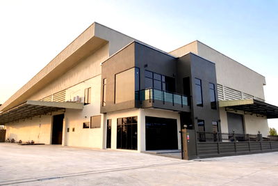 Factory for rent Krathum Baen Samut Sakhon : WS6718 📣 Factory/Warehouse/Office for rent in a prime location in Samut Sakhon Province. Large area, ample space for trailer parking!