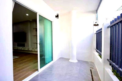 ทาวน์โฮม บางละมุง ชลบุรี : ทาวน์โฮม2ชั้นรีโนเวททั้งหลัง กลางฝั่งเมืองทะเลพัทยา พร้อมเข้า