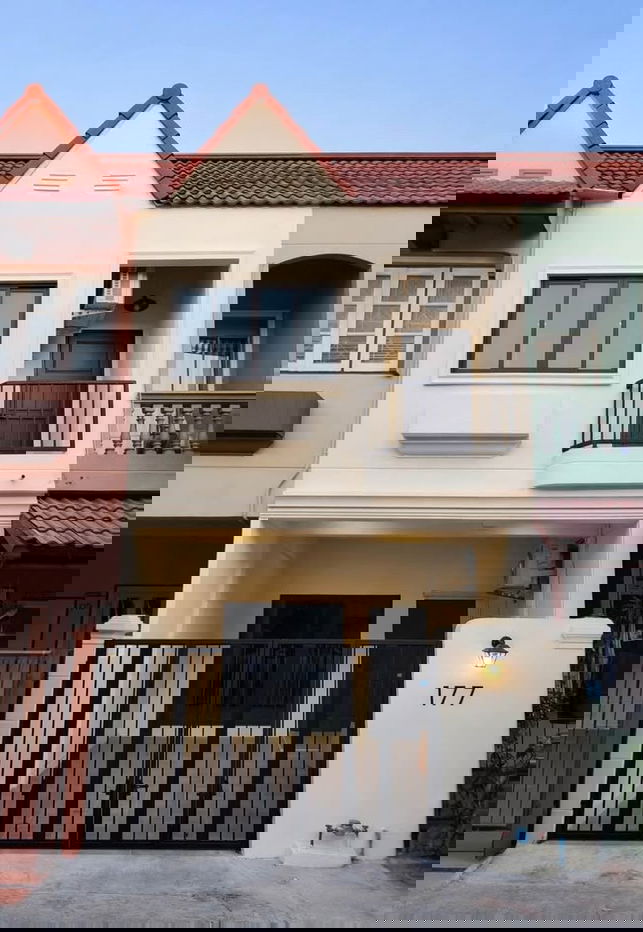 รูป 🔥 ขายทาวน์โฮม 2 ชั้น หมู่บ้านปรีชา 8 หัวหมาก–บางกะปิ รีโนเวทใหม่ 120 ตร.ม. ใกล้รามคำแหง–พระราม 9 เริ่ม 3 ล้านต้นๆ - รูปที่ 1/11