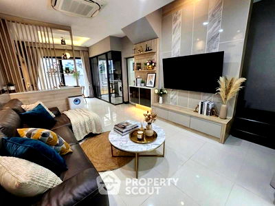 Townhouses for sale Bangkok : 3-BR Townhouse at Landmark Ekamai-Ramindra in Lat Phrao (ID 2663916)