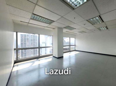 Office for rent ถนนสามเสน : 40 sqm high floor office in Sermmit Tower Khlong Toei Nuea Bangkok