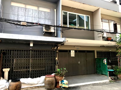 ทาวน์โฮม วิทยาลัยศิลปหัตถกรรมกรุงเทพ : ทาวน์เฮ้าส์2ชั้นลาดพร้าว64รัชดาภิเษก-สุทธิสาร เนื้อที่15ตารางวาเปลี่ยบสุขภัณฑ์ทาสีใหม่รถไฟฟ้าสายสีเหลืองโชคชัย4เพียง1กม.เดินเข้าออกสบายๆเพียง300เมตร