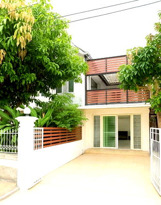 Houses for sale Bangkok : Single house for sale in Sammakorn, 58 sq.wa. One zone is for personal occupancy, Near MRT Ramkhamhaeng.