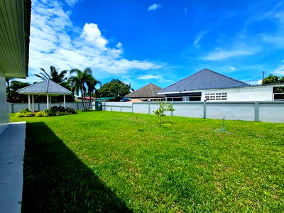 Houses for sale U-Tapao International Airport : Spacious single-family pool villa near Bang Saray Beach.