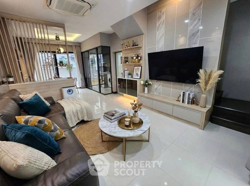 Townhouses for rent : 3-BR Townhouse at Landmark Ekamai-Ramindra in Lat Phrao (ID 2663916)