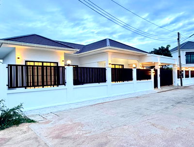 Houses for sale Chonburi : Pattaya Pool Villa for Sale with 3 Bedroom, fully furnished — Huay Yai Location, near Sukhumvit Road