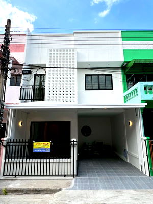 Townhouses for sale ม.ธนบุรี : Townhouse For Sale Baan Natthakarn Phetkasem 112