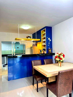 Townhouses for rent Pathumthani : Two-story townhouses for rent in The Colors Don Mueang-Songprapha Village.