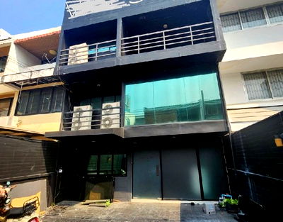 เช่าโฮมออฟฟิศ ศูนย์การประชุมแห่งชาติสิริกิติ์ : ให้เช่า โฮมออฟฟิศ / ทาวน์โฮม 3 ชั้น โครงการอารี ทาวน์เฮ้าส์ สุขุมวิท 26 / ใกล้ BTS พร้อมพงษ์ เดินได้ 700 เมตร /  เหมาะเป็นสำนักงาน จดบริษัทได้