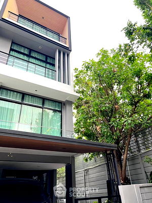 Townhouses for rent Bangkok : 3-BR Townhouse at Nirvana Define Srinakarin-Rama9 in Saphan Sung (ID 2666398)