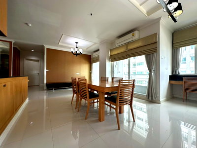 Condos for rent Bang Kapi : Spacious 3-Bedroom Condo for Rent on Srinakarin Road