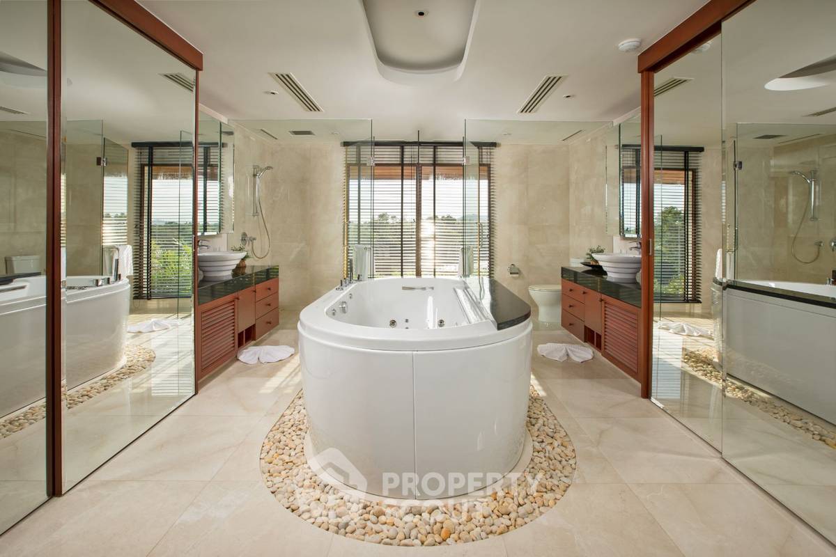 รูป วิลล่า 5 ห้องนอนที่รอยัลภูเก็ตมารีน่า  ชีวิตริมน้ำที่หรูหรา  ท่าจอดเรือที่ปล่อยคาร์บอนเป็นกลางแห่งแรกและแห่งเดียวในเอเชีย (ID 1164311) - รูปที่ 31/31
