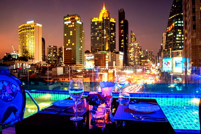 เช่าพื้นที่ขายของ พร้อมพงษ์ :  สร้างค่ำคืนที่น่าจดจำด้วยประสบการณ์ดินเนอร์สุดโรแมนติกที่บาร์และร้านอาหารบนชั้นดาดฟ้า