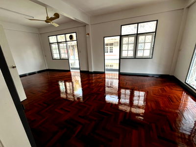 Shophouses for rent Bangkok : Corner unit newly renovated building in Soi Charoen Nakhon 53. care Parking available. Suitable for residential or home office.