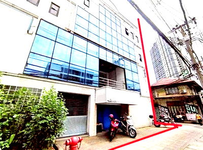 Shophouses for rent Surawong Road : Office space for rent on Rama IV Road, near MRT Hua Lamphong. 750 sq m usable area, 3 air conditioners  separate male and female restrooms.