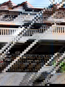 ทาวน์โฮม ถนนประชาอุทิศ ทุ่งครุ : ขายทาวน์เฮ้าส์ 3 ชั้น มีระเบียงใหญ่ ใกล้ Big C ห่างถนนใหญ่ไม่ถึง 100 เมตร  มีป้ายรถเมล์ ไม่จำเป็นต้องใช้รถส่วนตัว