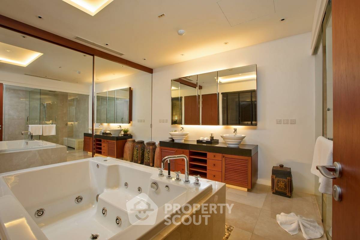 รูป วิลล่า 5 ห้องนอนที่รอยัลภูเก็ตมารีน่า  ชีวิตริมน้ำที่หรูหรา  ท่าจอดเรือที่ปล่อยคาร์บอนเป็นกลางแห่งแรกและแห่งเดียวในเอเชีย (ID 1164311) - รูปที่ 30/31