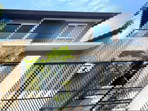 รูป ให้เช่าบ้านเดี่ยว2 ชั้นหมู่บ้านมัณฑนา เลค วัชรพล-สุขาภิบาล 5 พื้นที่52ตรวใช้สอย 212ตรม3 ห้องนอน3 ห้องน้ำ4แอร์2 ที่จอดรถในบ้าน - รูปที่ 2/6