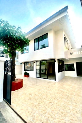 Houses for rent โลตัสเอ็กเพลส(สุทธิสาร) : Luxury 2-Storey Detached House for Rent 5beds 3baths Near MRT Huai Khwang & Sutthisan 130,000 THB/month Bee 0641-466-445 (228AGBE)