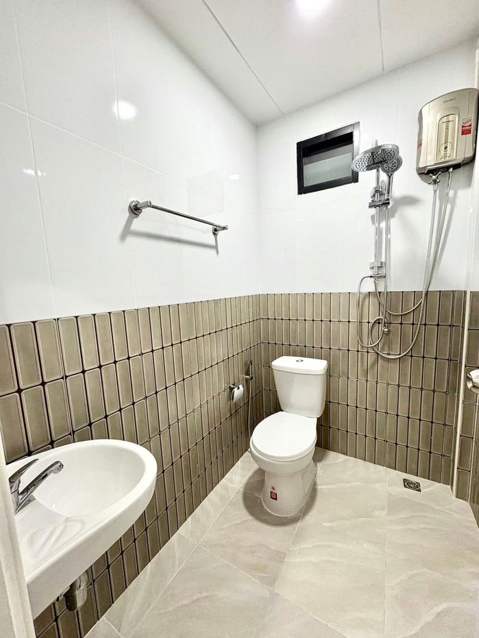 รูป ให้เช่าบ้าน  5 ห้องนอน 3 ห้องน้ำ 4 จอด 130,000 เครื่องใช้ฟ้าครบ ใกล้รถไฟฟ้าห้วยขวาง สุทธิสาร บี โทร 064-146-6445 (228AGBE) - รูปที่ 17/21