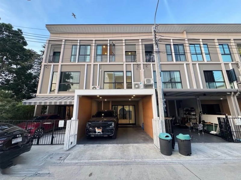 ขายทาวน์โฮม : 🔥 ขายถูกมาก! ทาวน์โฮม 3 ชั้น แต่งสวย "หน้าบ้านไม่ชนใคร + วิวสนามกอล์ฟ" พาทิโอ ศรีนครินทร์-พระราม 9 (กรุงเทพกรีฑา) | พร้อมอยู่ เม.ย. 2569 🌿