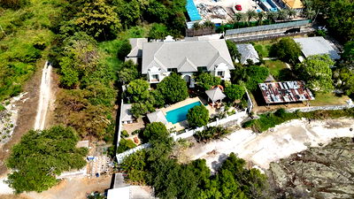 Houses for sale  Bang Saen Fish Market : Luxury beachfront detached house for sale in Bang Saen, close to Chonburi's tourist attractions.