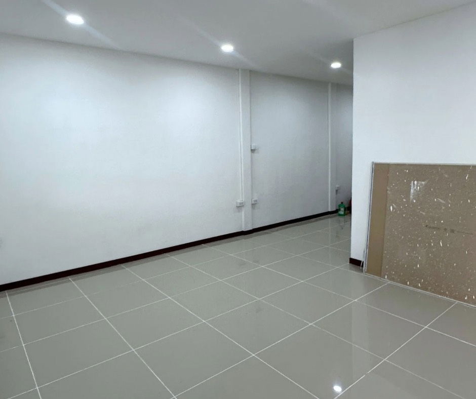 รูป 📣 ขายทาวน์เฮ้าส์รีโนเวทใหม่ พร้อมเข้าอยู่ 📍 หมู่บ้านอยู่เจริญ 3 ติดถนนลำลูกกา ‼️ ราคาเพียง 1.99 ล้านบาท ‼️ - รูปที่ 5/12