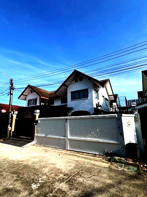 Houses for rent Don Mueang Airport : Two-story detached house for rent in Don Mueang, near BTS KPAO station. Land area 46 sq.wah area 184 sq.m. 3 bed 2 bathrooms, 3 air conditioners.