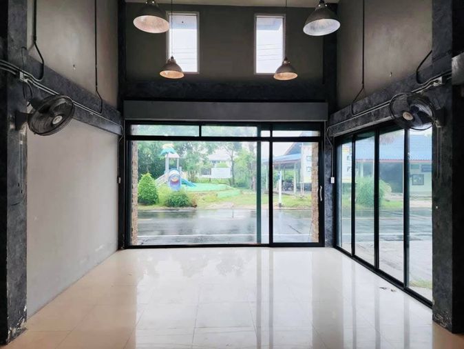 Urgent! For Sale: Commercial building in Mueang Rayong District, Rayong Province. Prime location.