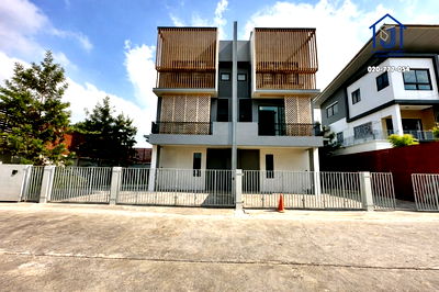 บ้านแฝด อิมพีเรียล เวิลด์ สำโรง : ขายบ้านแฝด 3 ชั้น เดอะ ทริปเปิ้ล 113 หลังริม 49.7 ตรว. ซอยสุขุมวิท 113  ใกล้BTS สำโรง