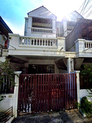 Townhouses for sale Bangkok : FOR SALE Urgent Sale – 3-Storey Townhouse in Prime Ratchada–Huai Khwang Area  Near MRT Sutthisan | The Street Ratchada | Paolo Hospital Chokchai 4