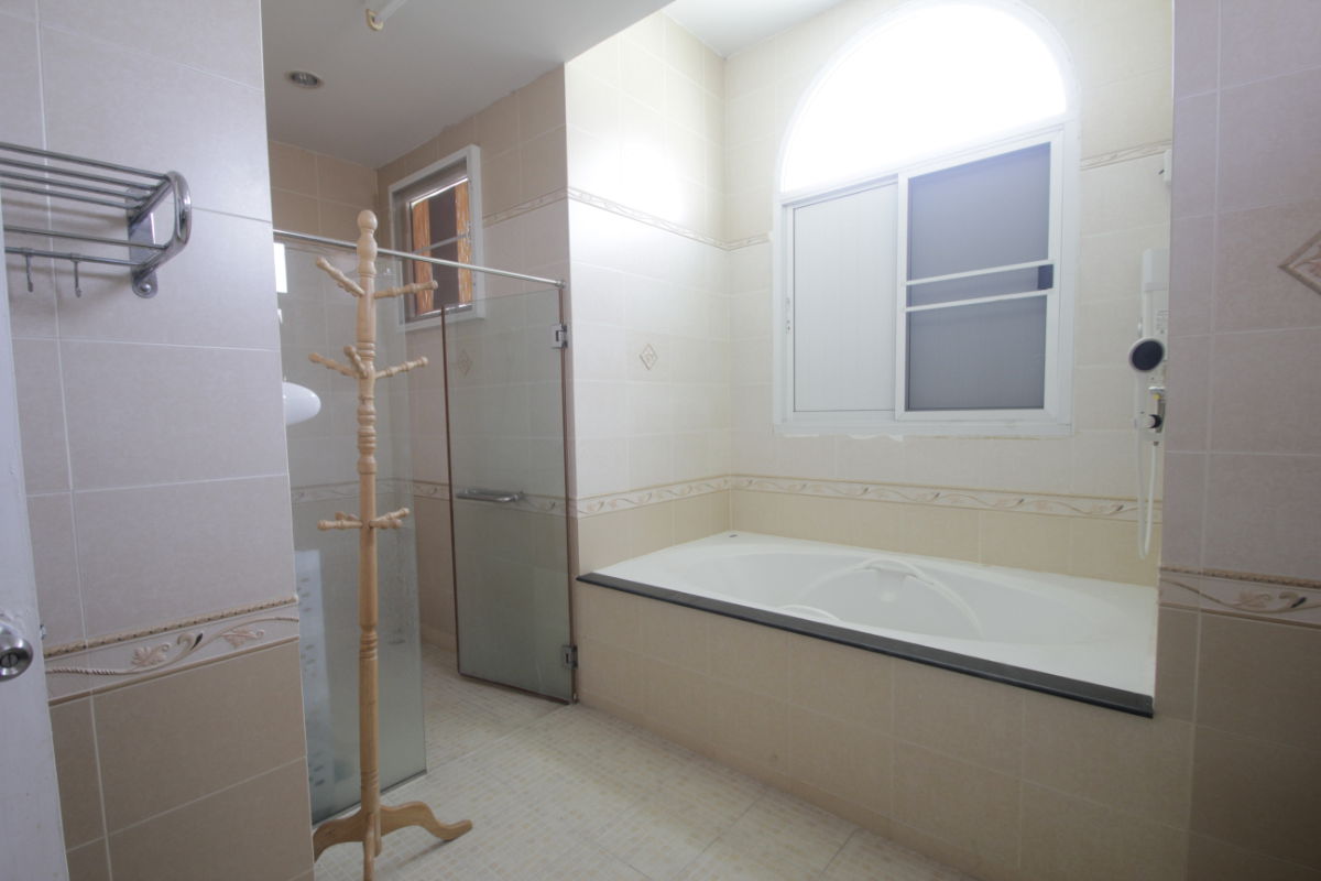 รูป บ้านเดี่ยวสารินซิตี้พระราม2 บ้านนภาเหิร บ้านติดน้ำบรรยากาศส่วนตัว พื้นที่กว้าง 305.3วา สวนรอบบ้าน ฮวงจุ้ยทำเลดี  - รูปที่ 32/44