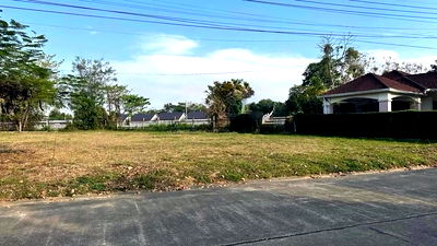 ขายที่ดิน : 🔥ขายด่วน !! ที่ดินเปล่า สี่เหลี่ยมสวย พื้นที่เรียบเสมอกัน พร้อมสร้างบ้าน อยู่ในโครงการหมู่บ้านจัดสรร สิ่งแวดล้อมดี มีความปลอดภัย