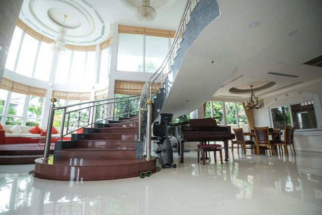 รูป HR3234ขายคฤหาสน์หรู เนื้อที่ 1 ไร่เศษ พร้อมสระว่ายน้ำส่วนตัว | ทำเลทองพระราม 9 ใกล้รถไฟฟ้าสายสีส้ม - รูปที่ 2/14