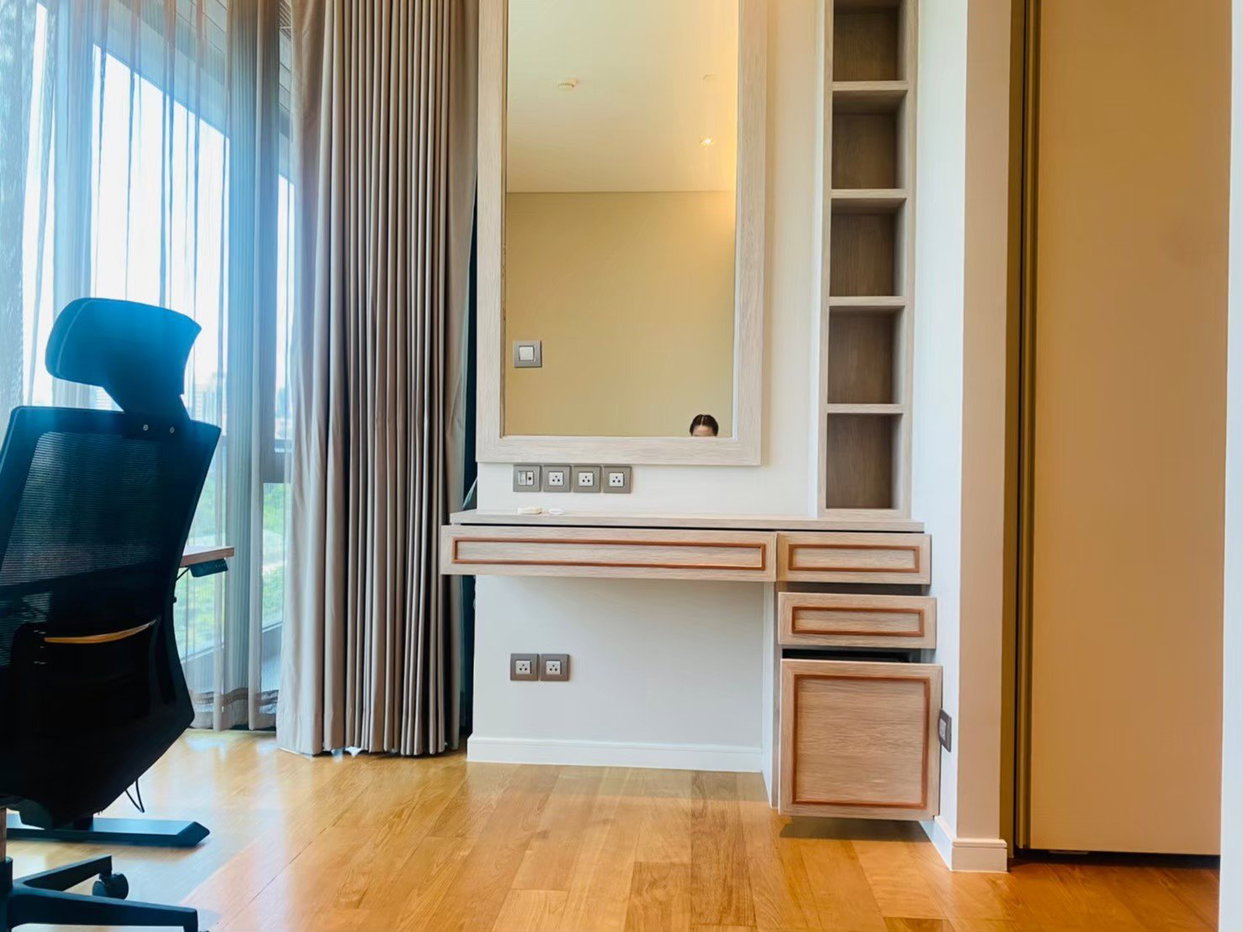 รูป LTH7617 – Sindhorn Tonson FOR RENT 2 beds 2 baths size 106 Sq.M. Nearby BTS Phloen Chit station ONLY 140k/Month - รูปที่ 4/8