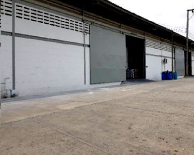 เช่าโรงงาน นิคมบางปู : ให้เช่าโกดังพร้อมสำนักงาน พื้นที่ 800 ตารางเมตร ริมถนนบางนา-ตราด ขาออก บางนา กม.11.5 ทำเลดีมาก รถเทรลเลอร์ 40 ฟุต เข้าออกได้