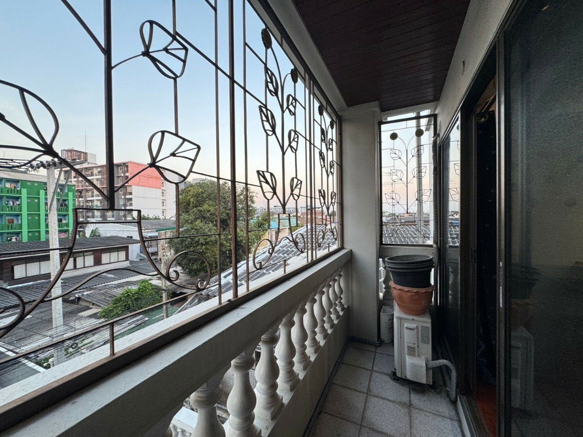 รูป ขายด่วนทาวน์เฮ้าส์ 3 ชั้นมือสอง ทำเลดี ใจกลางรัชดา-ห้วยขวาง ใกล้รถไฟฟ้าสายสีน้ำเงินสถานีสุทธิสาร The Street รัชดา และโรงพยาบาล เปาโล โชคชัย 4 - รูปที่ 13/13