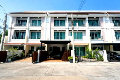 Townhouses for sale Bangkok : Baan Klang Muang Essence On Nut Wongwaen Lat Krabang - Ready-to-move-in house with full furnishings.