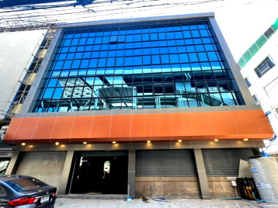 เช่าอาคารพาณิชย์ กรุงเทพมหานคร : ให้เช่า อาคารพาณิชย์ 4 ชั้นมีชั้นลอย ติด MRTสถานี มัยลาภ (สายสีชมพู) ติดถนนรามอินทรา ท่าแร้ง บางเขน กทม.  เนื้อที่  107.0 ตร.วกว้าง 16 ม. (4 ม./คูหา)