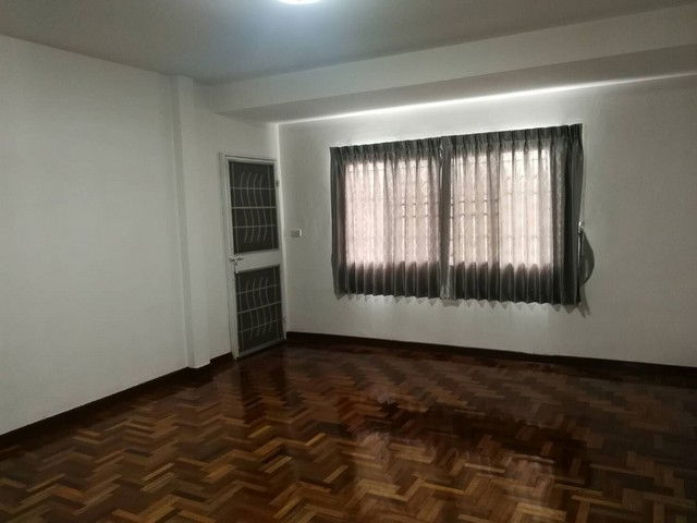 รูป HR3233ให้เช่าบ้านเดี่ยว 2 ชั้น ซอยนวมินทร์ 111 – พื้นที่กว้าง สวนร่มรื่น พร้อมอยู่ บรรยากาศเงียบสงบ ลมเย็นสบาย เหมาะสำหรับพักอาศัยอย่างยิ่ง - รูปที่ 8/16