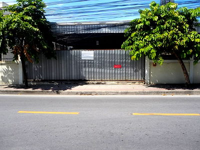 เช่าที่ดิน ม.เทคโนโลยีพระจอมเกล้าธนบุรี : ให้เช่าที่ดินทรงสี่เหลี่ยมผืนผ้าเนื้อที่ประมาณ53ตร.วา ทำเลทอง ใกล้โรงงานไทยวาโก้ มีโครงสังกะสีเป็นโรงเรือนพร้อมประตูสังกะสี พื้นโบกปูนเรียบ