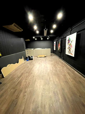 Shophouses for rent Bangkok : Office/studio space for rent, 195 sq.m. at RCA. Renovation allowed and company registration permitted; suitable for office/workspace, showroom