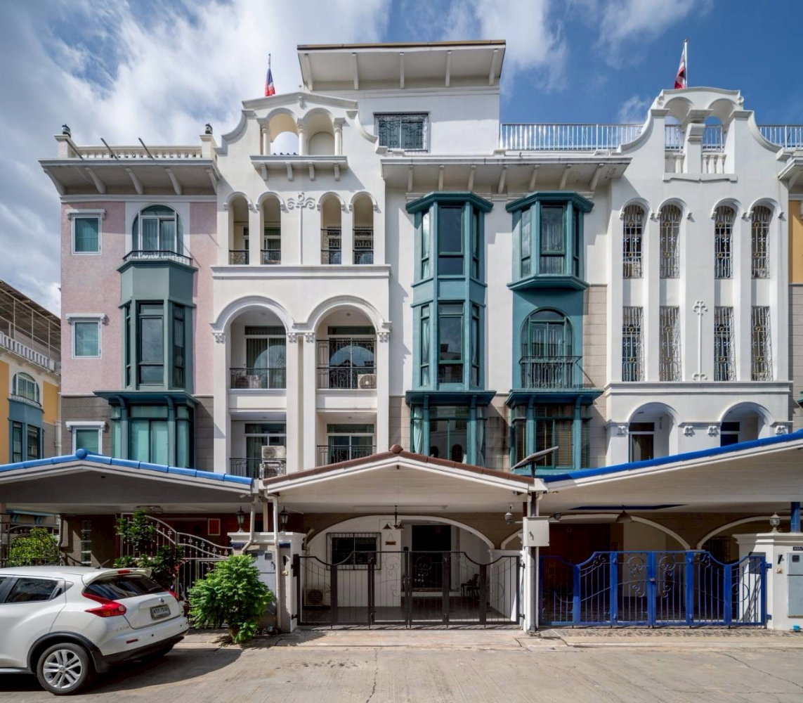 Premium townhome for sale, Ivy Chinatown, Beautifully decorated and ready to move in, located in the heart of the city, in Chinatown area.
