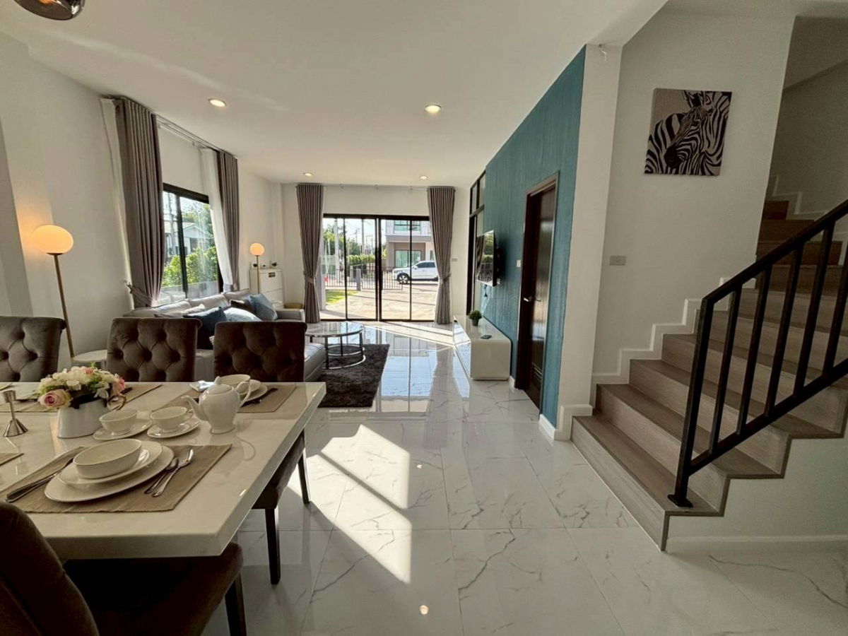 รูป  ขายทาวน์โฮมใหม่ เนื้อที่ 35 ตร.ว. หายาก! ซอยเฉลิมพระเกียรติ ร.9 28 ใกล้ ม.ราม 2   - รูปที่ 2/7