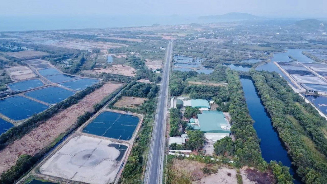 รูป ขาย โรงงาน FA064 ฟรีสดาย ปากน้ำแหลมสิงห์ แหลมสิงห์ จันทบุรี . 4500 ตรม 11 ไร่ 41.4 ตรว มีใบอนุญาติ รง 4 ใบ แถมฟรีเครื่องจักรอุปกรณ์ - รูปที่ 1/12